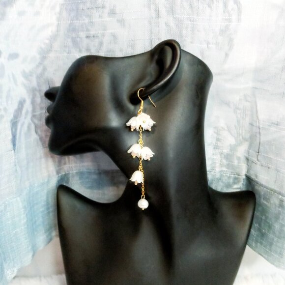💮3/$20💮 Long Dangle Lily-of-the-Valley Earrings - Picture 2 of 3